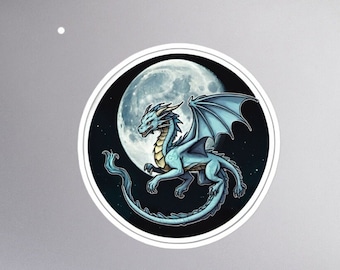 Könnte beinhalten: Ein blauer Drache mit ausgebreiteten Flügeln fliegt vor einem Vollmond in einem dunklen Nachthimmel.