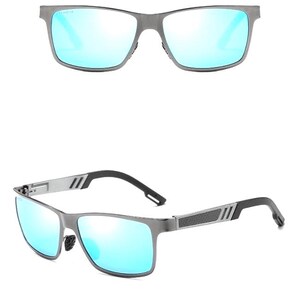 Puede incluir: Gafas de sol rectangulares con montura gris mate y lentes azules espejadas. Las patillas tienen detalles negros con un patr&oacute;n de fibra de carbono. Las gafas de sol se muestran en dos &aacute;ngulos diferentes.