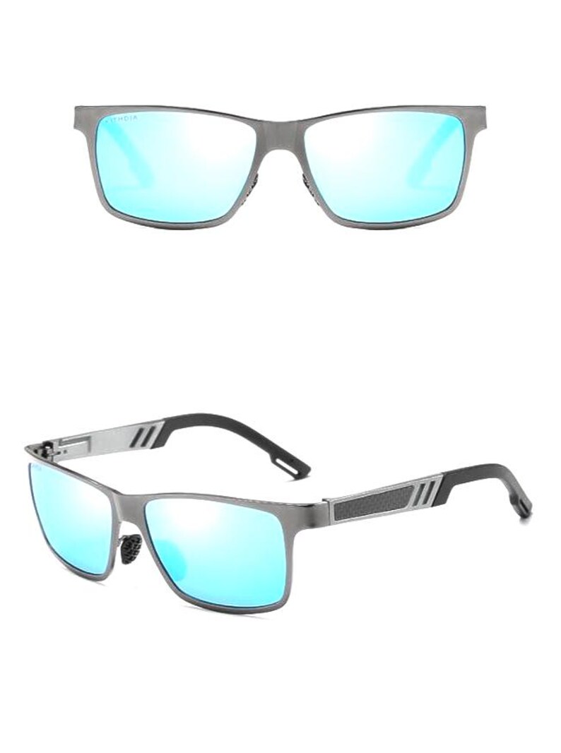 Puede incluir: Gafas de sol rectangulares con montura gris mate y lentes azules espejadas. Las patillas tienen detalles negros con un patr&oacute;n de fibra de carbono. Las gafas de sol se muestran en dos &aacute;ngulos diferentes.