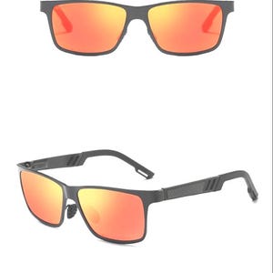 Puede incluir: Gafas de sol rectangulares negras con lentes naranjas. Las gafas tienen una montura negra mate y un dise&ntilde;o moderno. Las lentes reflejan un color naranja brillante.