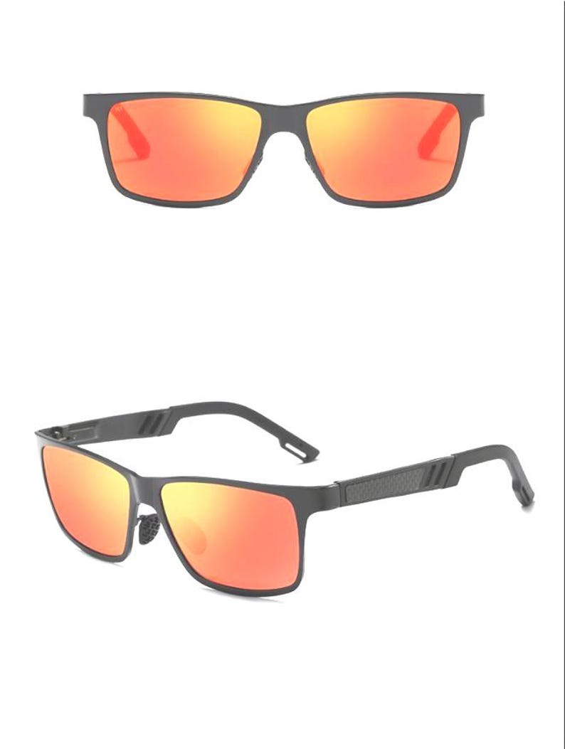 Puede incluir: Gafas de sol rectangulares negras con lentes naranjas. Las gafas tienen una montura negra mate y un dise&ntilde;o moderno. Las lentes reflejan un color naranja brillante.