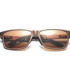Puede incluir: Gafas de sol rectangulares con montura color bronce y lentes marrones. Las patillas son negras. El texto "A4047 55018-145" est&aacute; impreso en la patilla derecha. Estas gafas ofrecen un estilo moderno. Las lentes miden 5,5 cm de ancho.