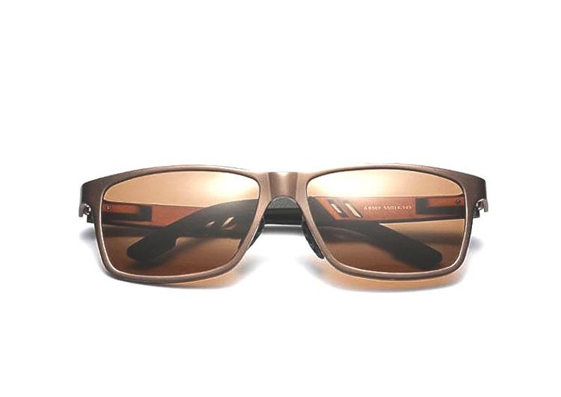 Puede incluir: Gafas de sol rectangulares con montura color bronce y lentes marrones. Las patillas son negras. El texto "A4047 55018-145" est&aacute; impreso en la patilla derecha. Estas gafas ofrecen un estilo moderno. Las lentes miden 5,5 cm de ancho.