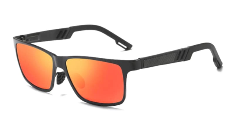 Puede incluir: Gafas de sol negras con montura rectangular y lentes de color naranja vibrante. Las patillas presentan un dise&ntilde;o texturizado y un sutil detalle de rayas. Estas gafas de sol ofrecen una est&eacute;tica moderna y deportiva.