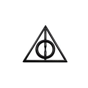 Peut inclure: Breloque en métal noir représentant le symbole des Reliques de la Mort de la série Harry Potter. Le symbole est un triangle avec un cercle à l'intérieur et une ligne verticale traversant le cercle.