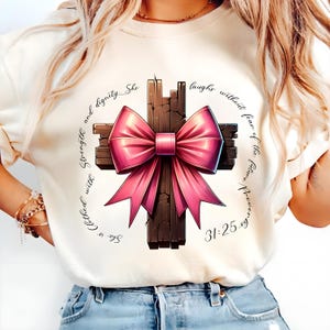Spreuken Ze is gekleed met kracht flirtstrik lichtroze png, preppy ontwerp, flirtstrikontwerp, bijbelvers png, christelijke meisjes