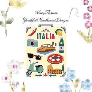 Op de afbeelding: Een kruissteekpatroon getiteld Macy Thomas Youthful Needlepoint Designs met het woord ITALIA in rode letters. Het ontwerp bevat een rode peper, gele citroen, camera, boot, groene fles, zonnebril, pizza, scooter en het Colosseum.