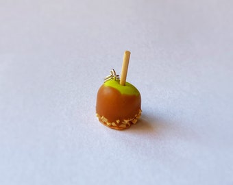 Pomme caramel verte miniature avec collier de charme aux noix