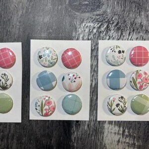 Créations manuelles, scrapbooking, décoration de cartes, badges de style, macarons, éphémères de scrapbooking, vacances d'été, fleurs, extérieur, plage