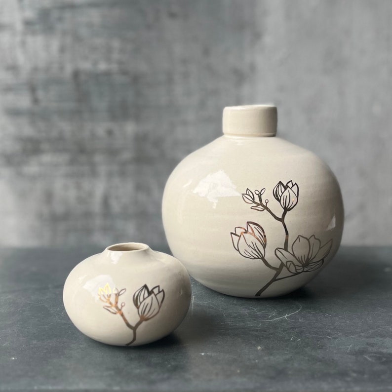 White Ceramic Vase with gold magnolia Drawing image 2