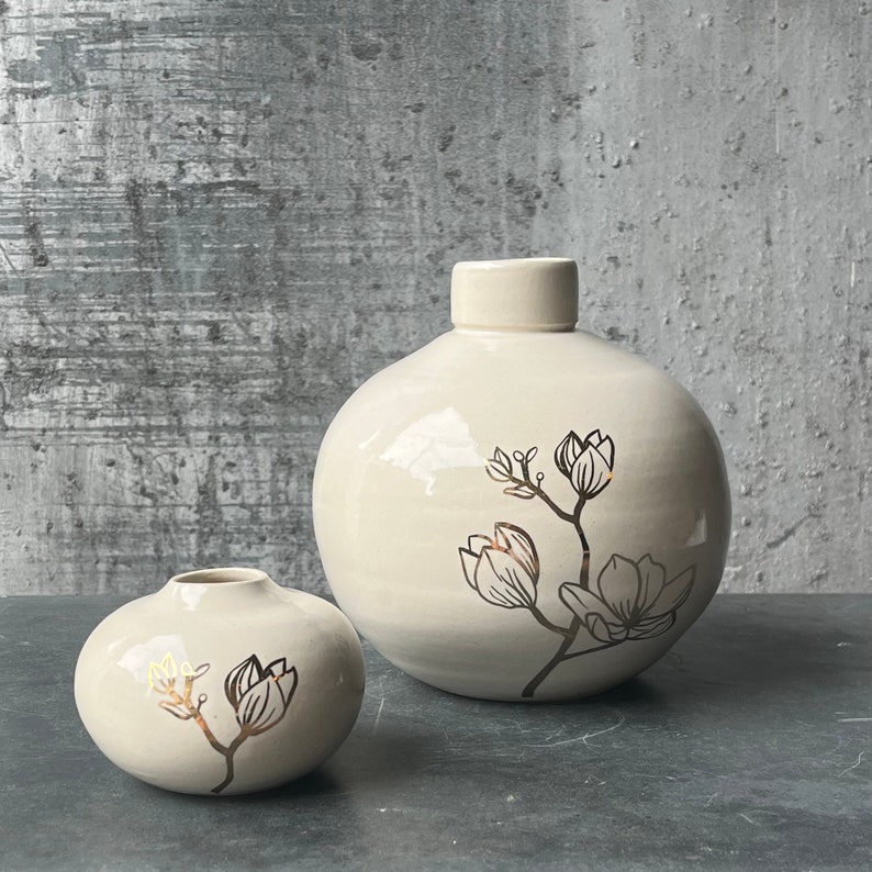 White Ceramic Vase with gold magnolia Drawing image 1