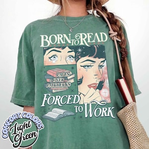 Regalo para amantes de los libros: camiseta "Nacido para leer, obligado a trabajar", ajuste relajado, colores cómodos.