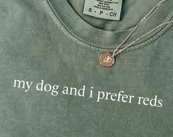 Maglietta divertente con cane e vino: t-shirt unisex Comfort Colors per gli amanti degli animali.