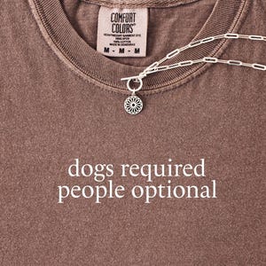 T-shirt couleurs confort Dogs Required : T-shirt graphique amusant pour les amoureux des chiens