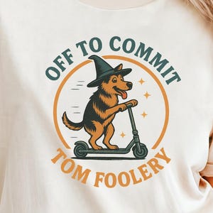 Comfortkleuren T-shirt grappige hond op scooter: T-shirt 'Off to Commit Tom Foolery'