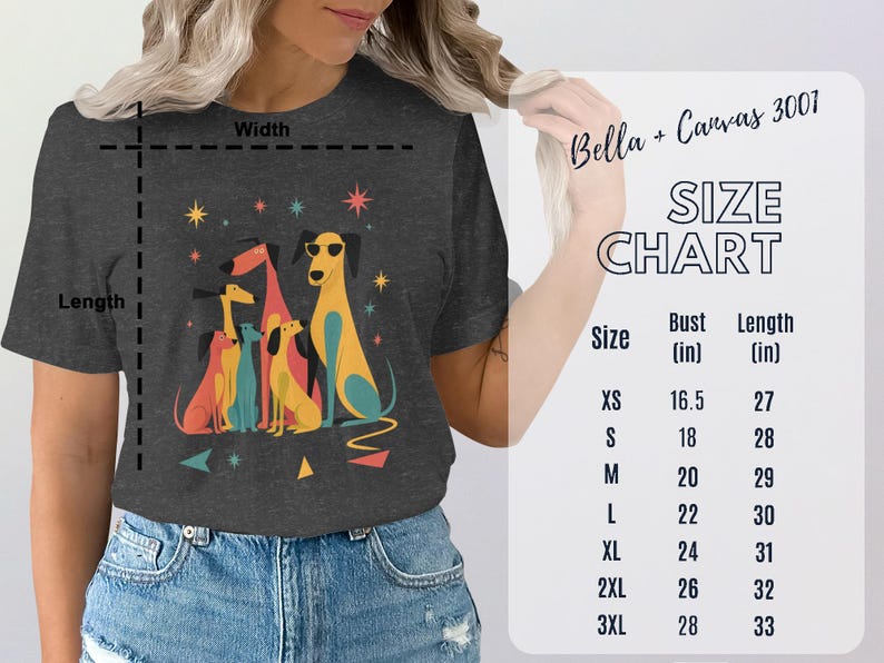 Op de afbeelding: Donkergrijs Bella + Canvas 3001 T-shirt met een kleurrijke illustratie van cartoonhonden met een zonnebril. Het shirt bevat een maattabel met borst- en lengtematen in cm.
