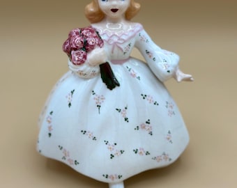 Vintage meisje in gebloemde jurk met bloemen - Holland Mold Handgemaakt gegoten keramisch beeldje