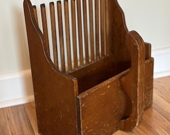 Recolector de arándanos de madera vintage con pala y rastrillo: decoración funcional para casas de campo o cabañas.