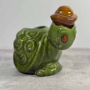 Doniczka ceramiczna w kształcie zielonego żółwia – Haeger Pottery z lat 70. XX wieku – uroczy żółw w kapeluszu