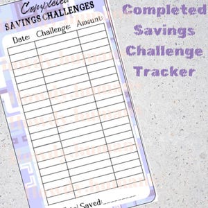 Pode incluir: Um rastreador de desafios de poupança com um design lilás claro e branco. O rastreador inclui seções para data, desafio e valor. As palavras "Completed Savings Challenges" e "Completed Savings Challenge Tracker" são visíveis.