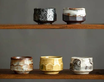 5 tasses à thé/tasses à saké folkloriques japonaises faites main avec texture moulée unique | Tasse à thé traditionnelle unique en céramique Wabi Sabi dans une boîte cadeau en bois