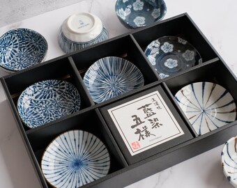 Ensemble de bols et d'assiettes à apéritif japonais nordique 10 pièces | Coffret cadeau vaisselle/bols à condiments Banchan bleu blanc motif traditionnel rayures modernes