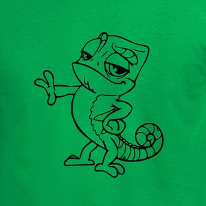 Peut inclure: T-shirt vert avec un dessin au trait noir d'un caméléon de dessin animé avec une expression ennuyée.