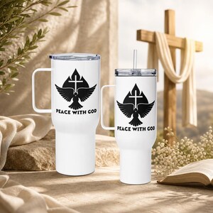 Könnte beinhalten: Weiße isolierte Becher mit Griffen, mit einer schwarzen Grafik einer Taube, eines Kreuzes und einer Flamme, mit dem Text "PEACE WITH GOD". Ein Becher hat einen Deckel und einen Strohhalm. Der Hintergrund umfasst ein Holzkreuz und ein offenes Buch.