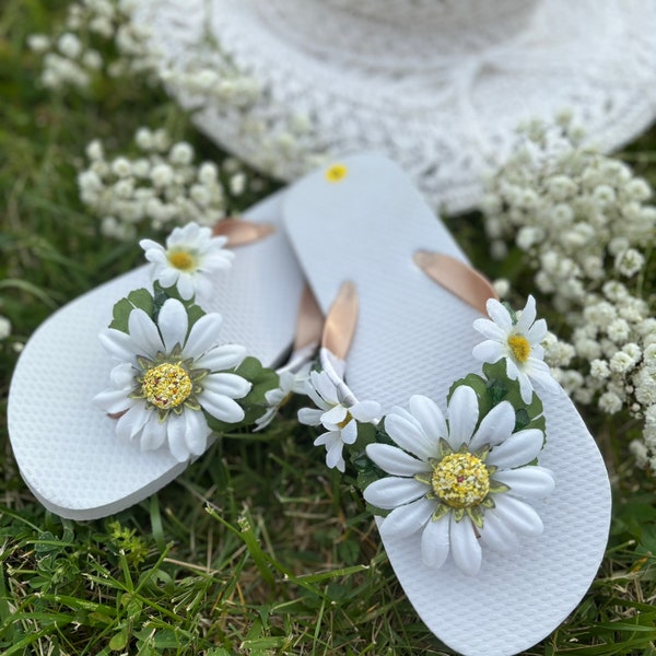 Handmade Elegant White Daisy Flip Flops for the beach brides, bridesmaids, vacation, honeymoon or any occasion you desire ...