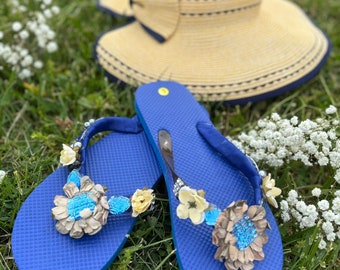 Belles tongs bleues faites à la main avec des fleurs et des perles pour les vacances, la lune de miel, les demoiselles d'honneur de mariage sur la plage et pour toute occasion !