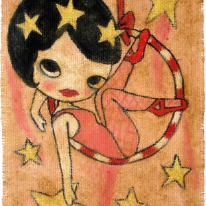 Puede incluir: Una ilustración caprichosa de una niña con cabello negro y ojos grandes, que lleva un leotardo rosa y zapatos rojos, realizando un acto de circo con un aro rojo y blanco. El fondo es un lienzo marrón claro con estrellas amarillas.