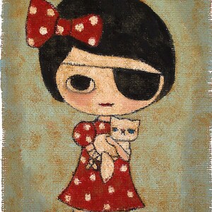 Pode incluir: Uma menina com cabelo preto e um laço vermelho com bolinhas brancas está vestindo um vestido vermelho com bolinhas brancas. Ela tem um tapa-olho sobre o olho direito e está segurando um gatinho branco.