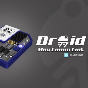 Può includere: Un modello stampato in 3D blu e grigio di un mini collegamento di comunicazione di droide. Il modello ha un altoparlante, pulsanti e un piccolo schermo con il testo "01" su di esso. Il testo "Droid Mini Comm Link" è stampato in bianco su uno sfondo grigio. Il testo "STL 3D Model File" è stampato in bianco su uno sfondo blu.