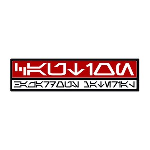 Könnte beinhalten: Ein roter rechteckiger Aufkleber mit schwarzen Rändern und weißem Text. Der Text lautet "I K U J 1 D A" und "E K J K 7 7 A U N J K V M 7 1 K N".