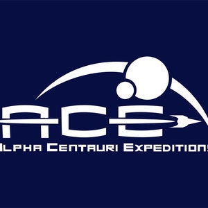 Puede incluir: Logotipo blanco sobre fondo azul oscuro. El logotipo presenta la palabra "ACE" en una fuente estilizada con una nave espacial y una línea curva que representa la órbita de un planeta. El texto "ALPHA CENTAURI EXPEDITIONS" está debajo del logotipo.