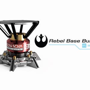 Peut inclure: Modèle 3D imprimé d'un brûleur de base rebelle de Star Wars, avec des détails rouges et dorés. Le modèle est monté sur une base noire avec un dessus circulaire. Le modèle est étiqueté "Rebel Base Burner" et "STL 3D Model File".