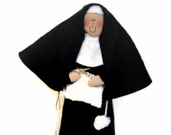 Muñeca novedosa de monja tejiendo - Reverenda Madre del Labios - Divertido regalo católico para hermanas amantes del tejido