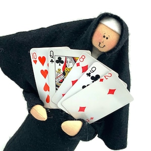 Joueuse de cartes de poupée religieuse, cadeau catholique, joueur de bridge, femme tenant une carte à jouer Sœur Delta Hand