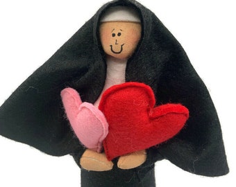 Muñeca de monja, muñeca de San Valentín, mujer sosteniendo corazones, celebrando el amor, divertido regalo católico, decoración de San Valentín, Hermana Valentina