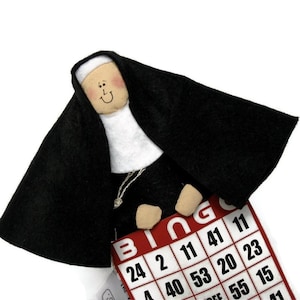 Drôle de poupée nonne joueur de bingo, décor catholique amusant, poupée sœur en tissu, religieuse avec carte de bingo, cadeau de joueur de bingo, sœur Ivana Wynne
