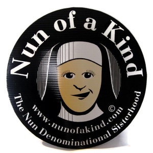Puede incluir: Pegatina circular en blanco y negro con el texto "Nun of a Kind" y la direcci&oacute;n del sitio web "www.nunofakind.com". La pegatina tambi&eacute;n incluye el texto "The Nun Denominational Sisterhood" y una imagen de dibujos animados de una monja con h&aacute;bito blanco y velo negro.