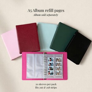 Puede incluir: Una colecci&oacute;n de p&aacute;ginas de recambio para &aacute;lbum A5 y carpetas en rosa, burdeos, azul claro, verde oscuro y negro. La carpeta rosa abierta muestra fundas de pl&aacute;stico transparente con tiras de fotos verticales. Texto: A5 Album refill pages, Album sold separately, 20 sleeves per pack, fits 2x6 & 2x8 strips.