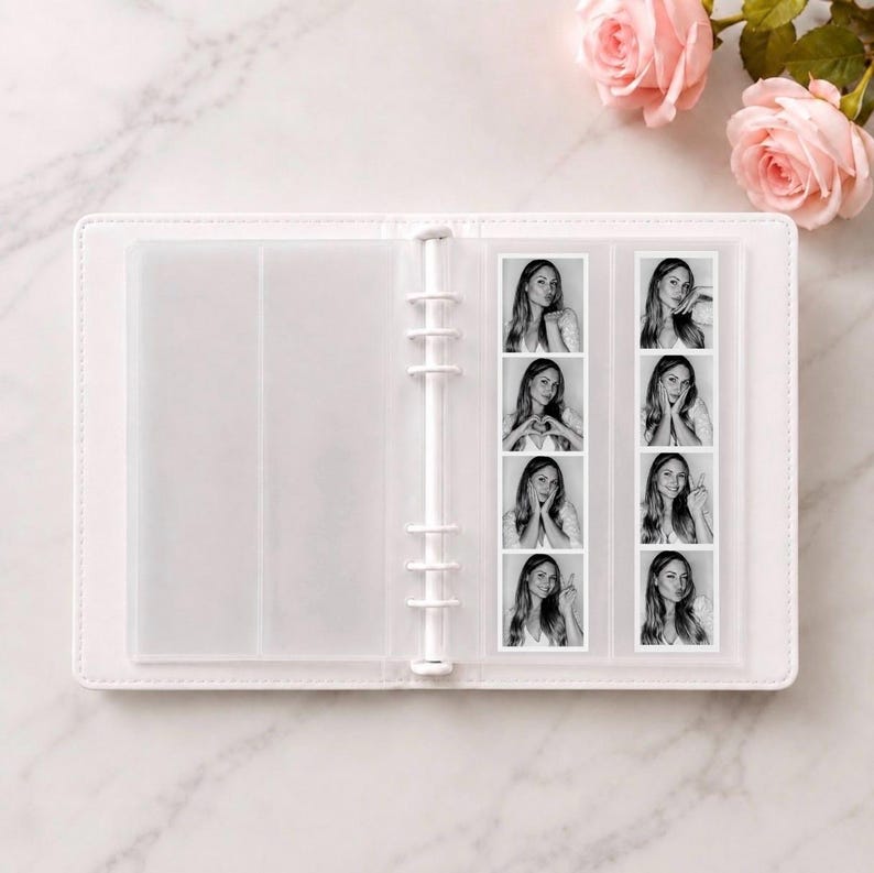 Puede incluir: Una carpeta blanca de seis anillas con fundas de pl&aacute;stico transparente que contiene dos tiras verticales de fotos en blanco y negro de fotomat&oacute;n. Cada tira muestra cuatro poses distintas de una persona. La carpeta est&aacute; abierta.