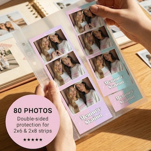 Puede incluir: Un organizador de fotos de pl&aacute;stico transparente que contiene varias tiras de fotos verticales con dos personas posando juntas. Cada tira incluye el texto Memory Station en la parte inferior. La funda est&aacute; dise&ntilde;ada para 80 fotos en tiras de 2x6 y 2x8 pulgadas.