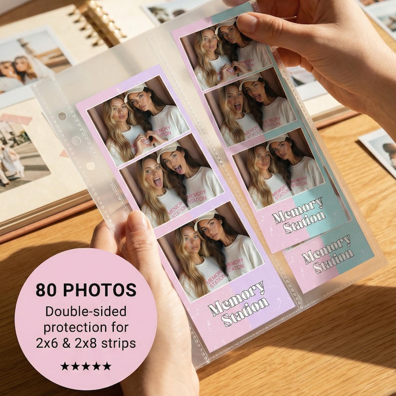 Puede incluir: Un organizador de fotos de pl&aacute;stico transparente que contiene varias tiras de fotos verticales con dos personas posando juntas. Cada tira incluye el texto Memory Station en la parte inferior. La funda est&aacute; dise&ntilde;ada para 80 fotos en tiras de 2x6 y 2x8 pulgadas.