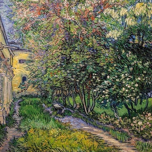 Puede incluir: Pintura impresionista de un sendero de jardín con exuberante vegetación y árboles en flor. Un edificio amarillo está a la izquierda, y un banco se encuentra a lo largo del camino. La obra está firmada "Vincent" en la esquina inferior derecha.