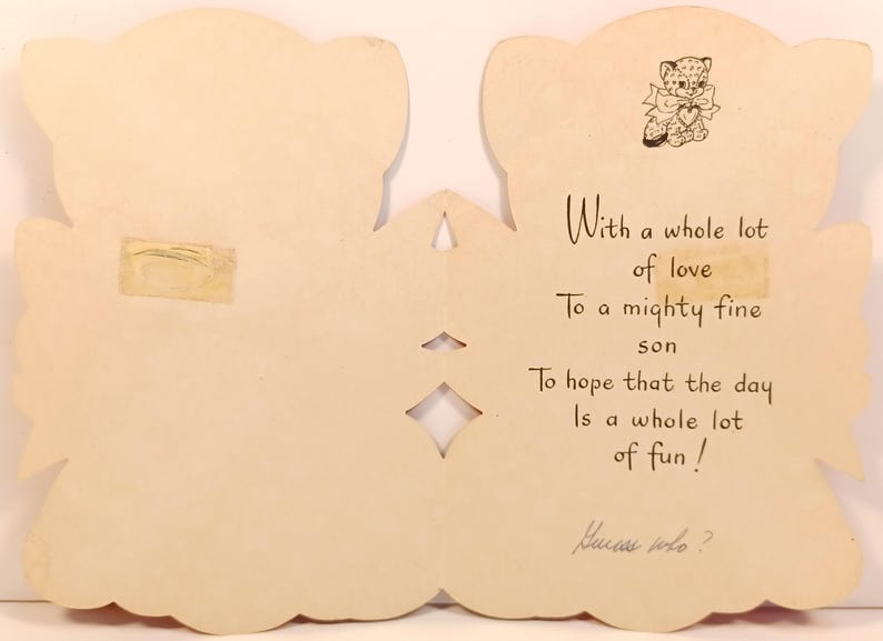 Op de afbeelding: Vintage wenskaart in de vorm van een beer. De kaart is cr&egrave;mekleurig met een kleine illustratie van een beer met een hart. De tekst op de kaart luidt: "Met heel veel liefde...Aan een geweldige zoon..." en "Raad eens wie?"