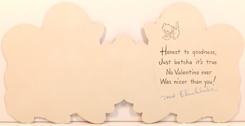 Op de afbeelding: Vintage Valentijnsdagkaart in een wolkvorm, cr&egrave;mekleurig. De rechterkant heeft een tekening van een katje en handgeschreven tekst: "Honest to goodness, Just betcha it's true No Valentine ever Was nicer than you!" Ondertekend "mis Elmblade".