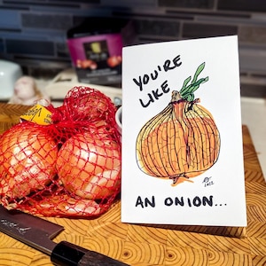 Tarjeta de felicitación con un insulto gracioso a la cebolla