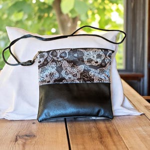 Miniaturowa gotycka torebka typu crossbody z kotem – ręcznie robiona sztuczna skóra, smycz na torebkę Coquette Festival, prezent dla niej
